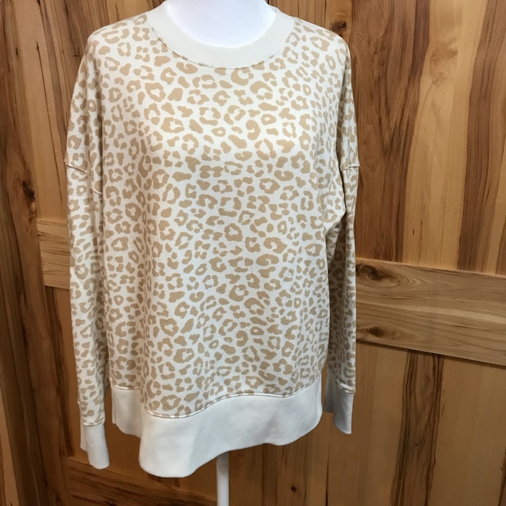 Time and Tru Leopard Print Long Sleeve Tee Side Slits Women’s Medium